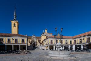 duży budynek z wieżą zegarową i fontanną w obiekcie Suite Dúplex con terraza independiente w mieście Brunete