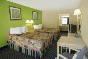 Tempat tidur dalam kamar di Days Inn by Wyndham Richmond Hill/Savannah