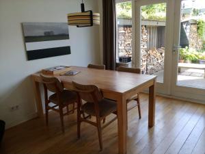 a wooden table and chairs in a room at Sfeervolle woning dichtbij centrum Deventer in Deventer