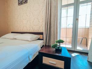 Tempat tidur dalam kamar di Квартира в центре Крещатика