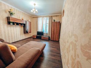uma sala de estar com um sofá e uma televisão em Квартира в центре Крещатика em Kiev