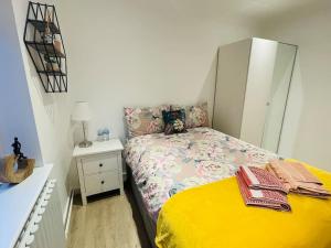 Een bed of bedden in een kamer bij Rooms in a beautiful house with free on St parking