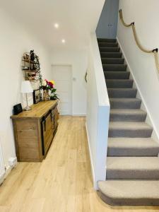 uma escada numa casa com uma escada em Rooms in a beautiful house with free on St parking em Hove