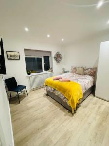 Rooms in a beautiful house with free on St parking في هوف: غرفة نوم عليها سرير مع بطانية صفراء