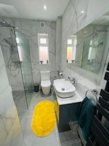 Koupelna v ubytování Rooms in a beautiful house with free on St parking