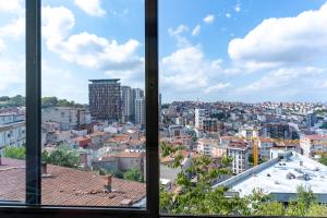 ein Blick auf eine Stadt aus einem Fenster in der Unterkunft Kaplan Cosy Flat - All air conditioned & Heated 3 Bedrooms in the City in Istanbul