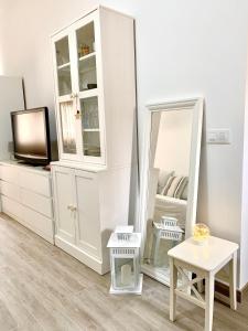 Pokój z lustrem i komodą z telewizorem w obiekcie Apartamento en el Centro con Parking w mieście Tarifa