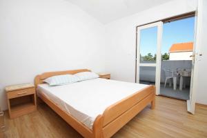 Postel nebo postele na pokoji v ubytování Apartments with parking spaces Novalja, Pag - 9350