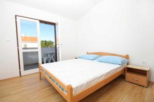 Postel nebo postele na pokoji v ubytování Apartments with parking spaces Novalja, Pag - 9350