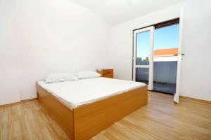 Postel nebo postele na pokoji v ubytování Apartments with parking spaces Novalja, Pag - 9350