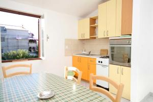 Kuchyň nebo kuchyňský kout v ubytování Apartments with parking spaces Novalja, Pag - 9350