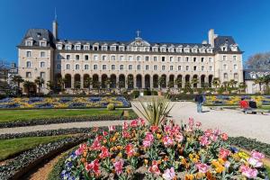a large building with flowers in front of it at EL PEPITA, Sublime maison de ville, Rennes in Rennes