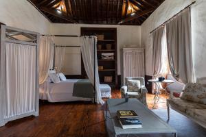 1 dormitorio con cama, sofá y mesa en Isla Baja Suites, en Garachico