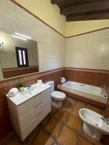 La salle de bains est pourvue d'un lavabo, de toilettes et d'une baignoire. dans l'établissement Doña Ana, à Almogía