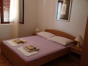 Postel nebo postele na pokoji v ubytování Apartments by the sea Brna - Vinacac, Korcula - 13344