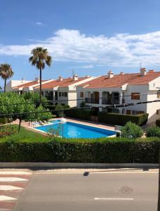 Výhled na bazén z ubytování Las tres palmeras nebo okolí