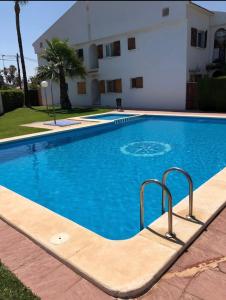 Bazén v ubytování Las tres palmeras nebo v jeho okolí