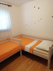 Posteľ alebo postele v izbe v ubytovaní Apartments with a parking space Privlaka, Zadar - 14654 + 18 fotografií