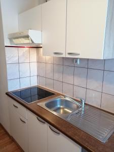 Kuchyňa alebo kuchynka v ubytovaní Apartments with a parking space Privlaka, Zadar - 14654
