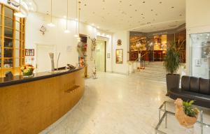 eine Lobby eines Ladens mit einer Theke in der Unterkunft Sommerau-Ticino Swiss Quality Hotel in Dietikon