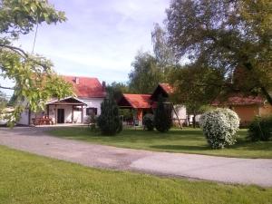 een wit huis met een rood dak en een oprit bij Apartment Smoljanac 12345c in Smoljanac