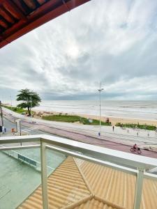 widok na plażę z balkonu budynku w obiekcie INTER HOTEL JACARAÍPE w mieście Serra