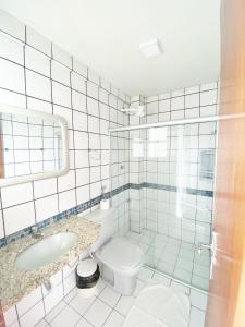 biała łazienka z toaletą i umywalką w obiekcie INTER HOTEL JACARAÍPE w mieście Serra