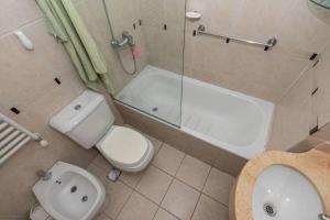 Ванна кімната в Departamento semipiso, 2 habitaciones, con parrilla y estacionamiento privado