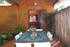 uma sala de jantar com mesa e cadeiras em Fern Cottage em Louis Trichardt
