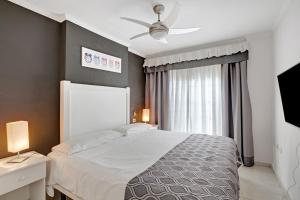 a bedroom with a bed and a ceiling fan at Casa Fañabé Precioso adosado in Adeje