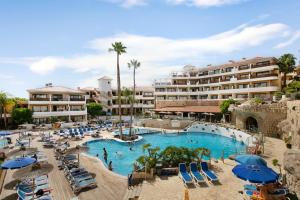 vista su un resort con piscina e sedie di Apartamento Royal Park Albatros a San Miguel de Abona