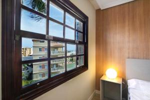 Un dormitorio con una ventana con vista a un edificio. en Apartamento Royal Park Albatros, en San Miguel de Abona 21 fotos más