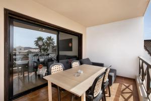 una sala da pranzo con tavolo e sedie di Apartamento Royal Park Albatros a San Miguel de Abona
