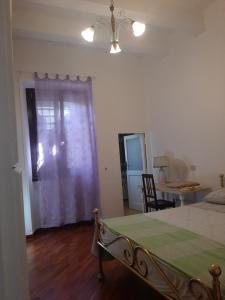 een slaapkamer met een bed, een tafel en een raam bij Appartamento privato accanto studi televisivi in Rome