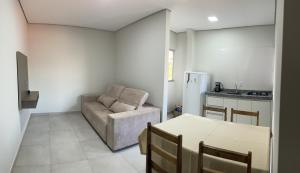 博尼圖的住宿－Confort Flats，客厅配有沙发和桌子