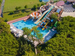 einen Luftblick auf einen Wasserpark mit einer Wasserrutsche in der Unterkunft Sueno Hotels Beach Side in Side