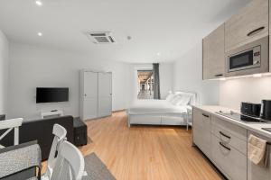 kuchnia i salon z kanapą w obiekcie VibeStudio 405 - Central - AC - Near Parking w Wiedniu