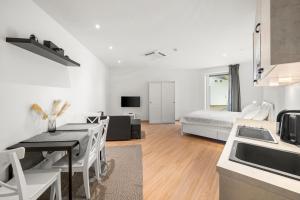 kuchnia i salon ze stołem i łóżkiem w obiekcie VibeStudio 405 - Central - AC - Near Parking w Wiedniu