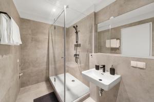 łazienka z umywalką i prysznicem w obiekcie VibeStudio 405 - Central - AC - Near Parking w Wiedniu