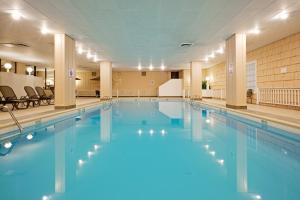 uma grande piscina com água azul em Holiday Inn Portland-By the Bay, an IHG Hotel em Portland