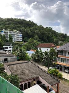 una vista desde el techo de un edificio en The Aristo-2-803 en Phuket