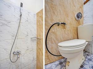 La salle de bains est pourvue d'une douche et de toilettes. dans l'établissement OYO 91587 Griya Buah De5 Syariah, à Sidoarjo