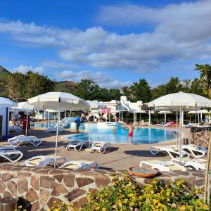 Bazén v ubytování Le Mandrelle Beach Resort nebo v jeho okolí