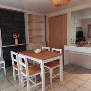 cocina con mesa de madera y sillas en Campaneta en Saint-Martin-de-Brômes