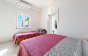 a bedroom with two beds and a window at Pet Friendly Apartment In Dubravica in Dubravica