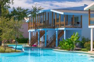 Bazén v ubytování Sueno Hotels Beach Side nebo v jeho okolí