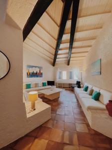 una gran sala de estar con sofás y mesas. en San Marco LT, en Porto Rotondo