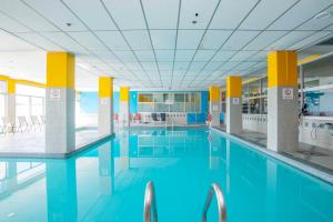 Bazén v ubytování Sandman Hotel Montreal - Longueuil nebo v jeho okolí