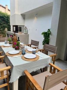SaronidaにあるSaronida Boutique Villa Private Pool, Sea views, Lovely Gardens & Roof Terraceのパティオ(テーブル、椅子付)