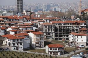 een groep gebouwen met een stad op de achtergrond bij HİTİT OTEL in Ankara